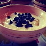 Yogurt greco di Soya con fondo di biscotto e aroma benevento, sciroppo d'agave e goccie di cioccolato