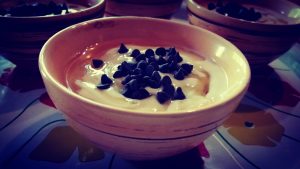Yogurt greco di Soya con fondo di biscotto e aroma benevento, sciroppo d'agave e goccie di cioccolato