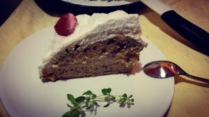 Torta alla crema fruttacciera ricoperta di panna