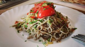 Spaghetti di canapa, pomodoro fresco ed erba cipollina
